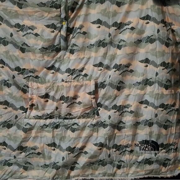 The North Face Wawona wearable Fuzzy Blanket/snuggie nwt New With Tags - Picture 9 of 13